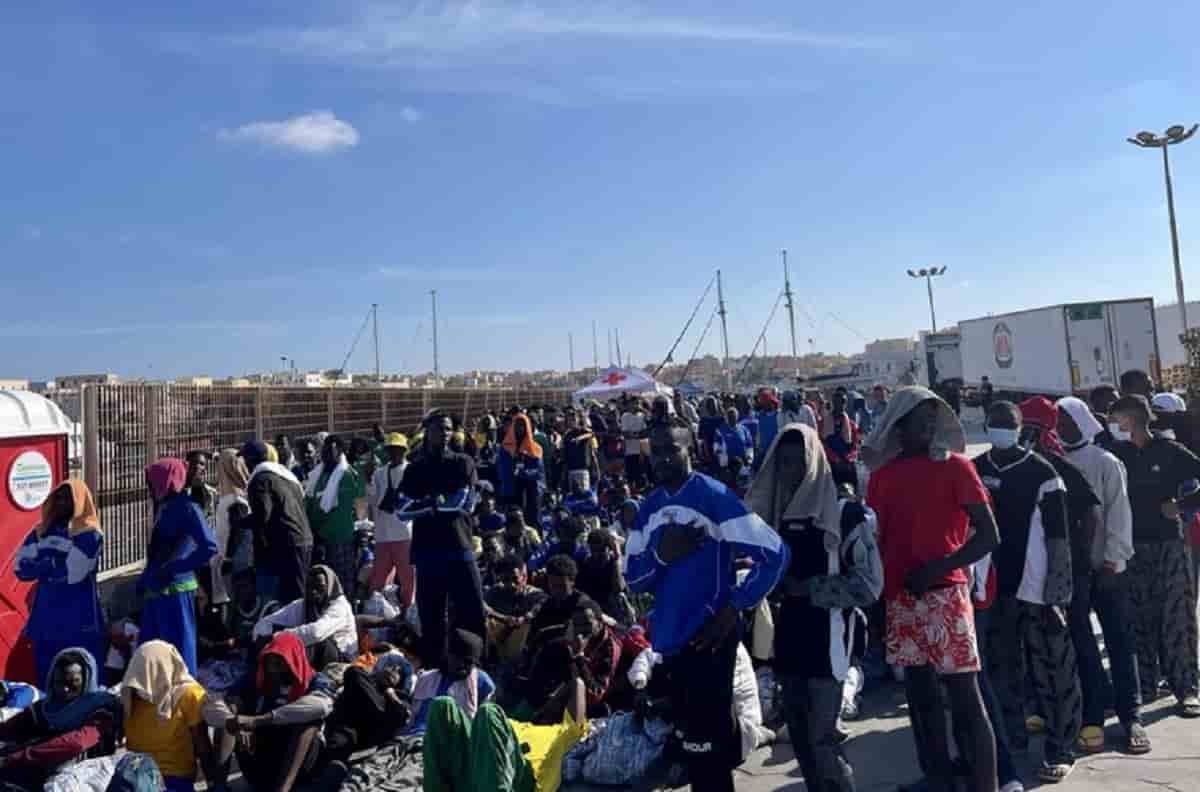 Lampedusa, tensione al porto: centinaia di migranti chiedono di lasciare il molo. Foto Ansa