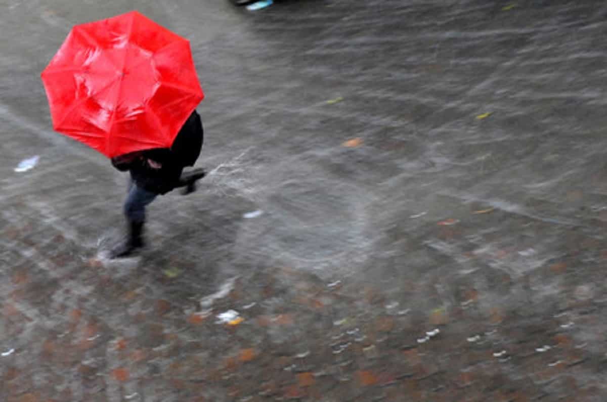 Maltempo, sale l'allerta meteo. Nelle prossime ore le temperature scenderanno ovunque. Foto Ansa