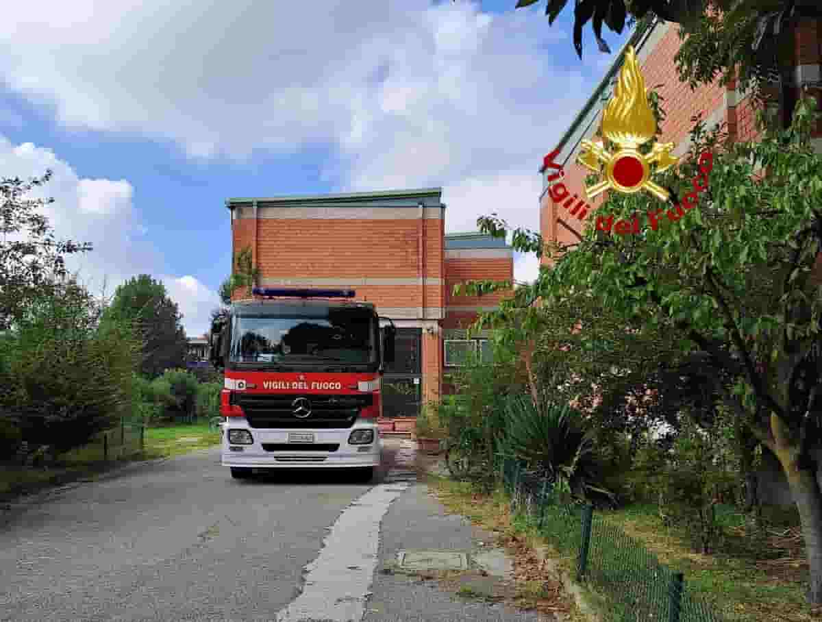 Milano, scoppia caldaia in scuola primaria in via degli Anemoni: nessun ferito. Foto Ansa