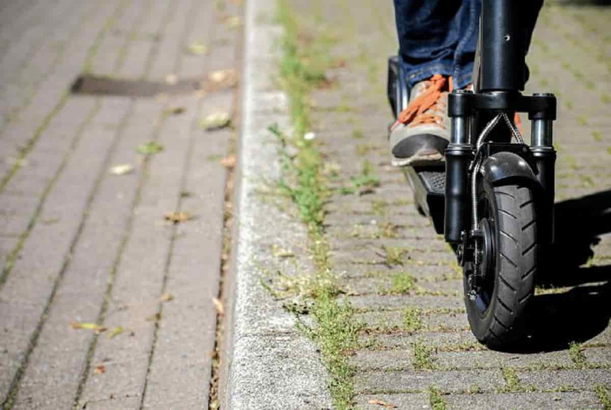 Scontro tra moto e monopattino, foto Ansa