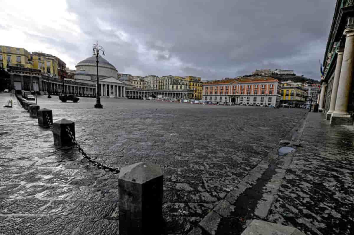 Raccoglie firme per chiedere maggiore sicurezza a Napoli e... gli rubano lo scooter. Foto Ansa