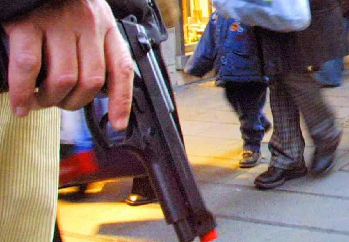 Litiga con la moglie, prende pistola giocattolo e se la punta alla testa: sotto choc la figlia 12enne. Foto d'archivio Ansa