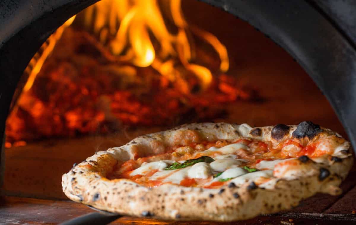 Giugliano, evade dai domiciliari e va ad impastare pizze: arrestato pizzaiolo. Foto d'archivio Ansa