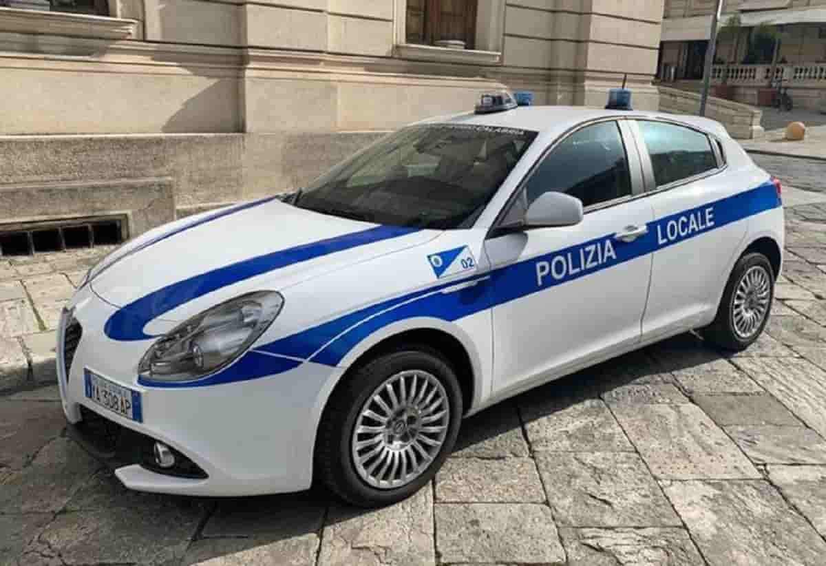 Terlizzi, un'agente della polizia locale aggredita davanti a scuola. Aveva chiesto a una mamma di parcheggiare meglio. Foto d'archivio Ansa