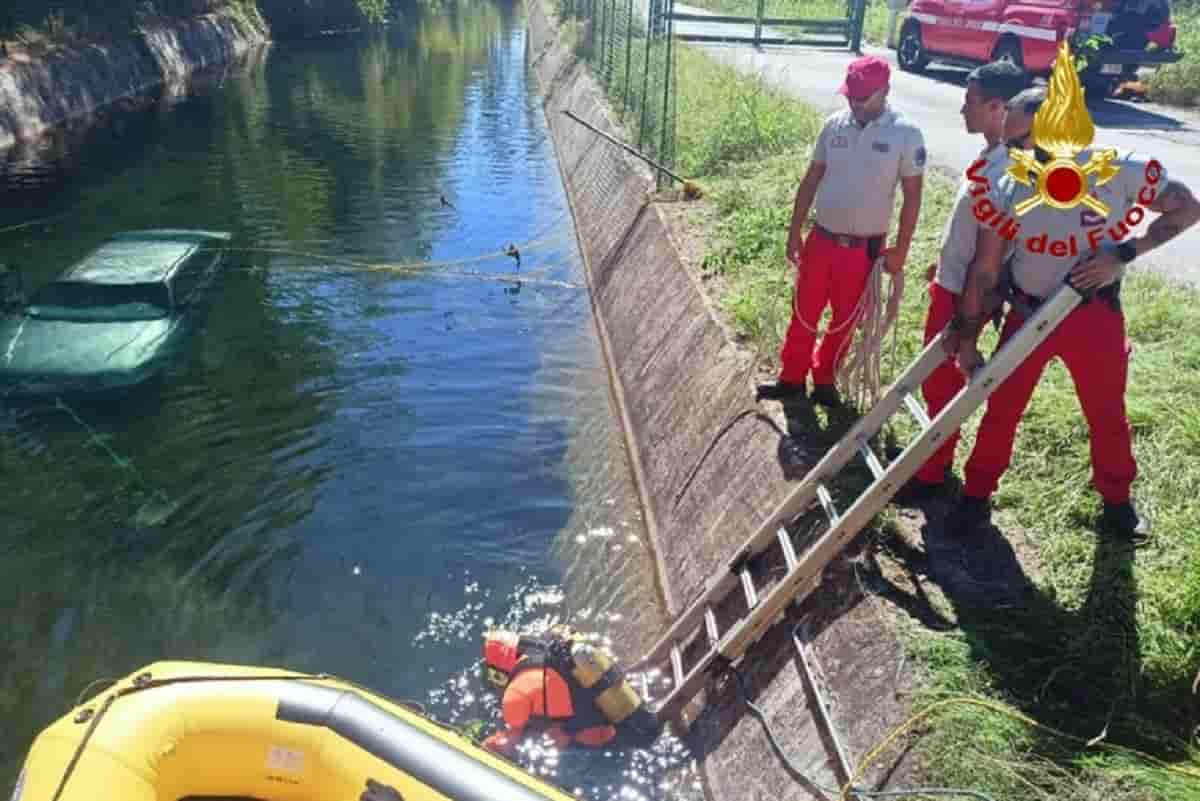 Finisce con l'auto in un canale, foto Ansa