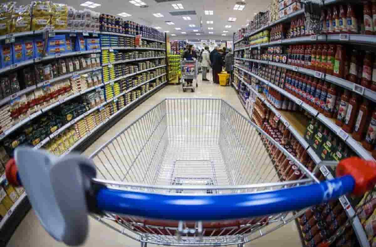 Prezzi, lo zucchero è al top dei rincari nel carrello +43%. Segue l'olio di oliva (+37%). Foto Ansa