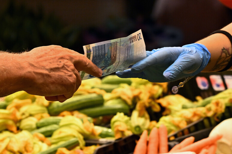 Dai mutui all'Rc Auto, italiani piegati dai rincari