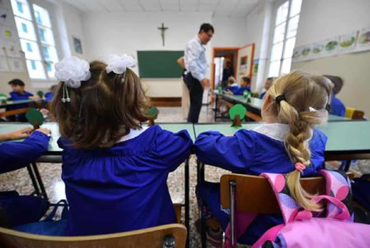 A sei anni prende per mano l'amichetta, fugge dalla scuola e va dalla nonna. Foto d'archivio Ansa