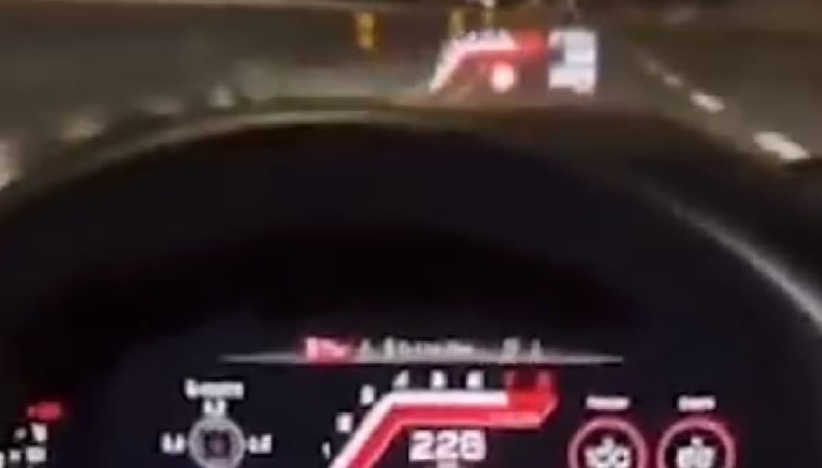 Con l'auto sfreccia a 220 km/h sulla tangenziale di Napoli. Caccia all'automobilista