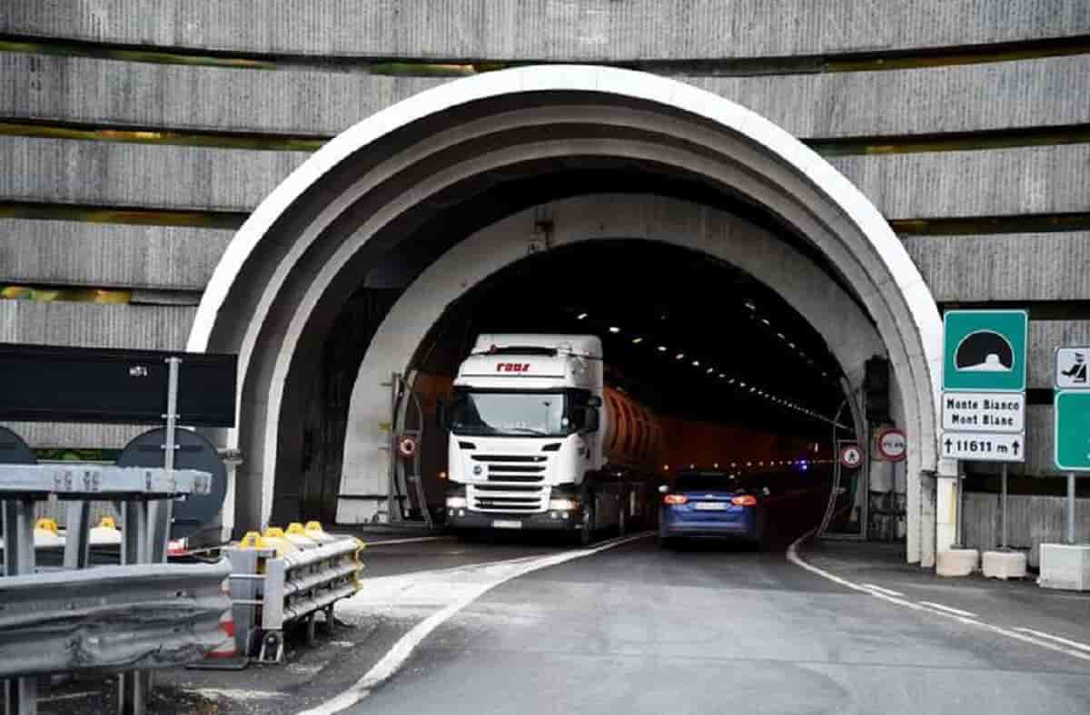 Traforo del Monte Bianco resterà chiuso fino al 18 dicembre. Foto Ansa