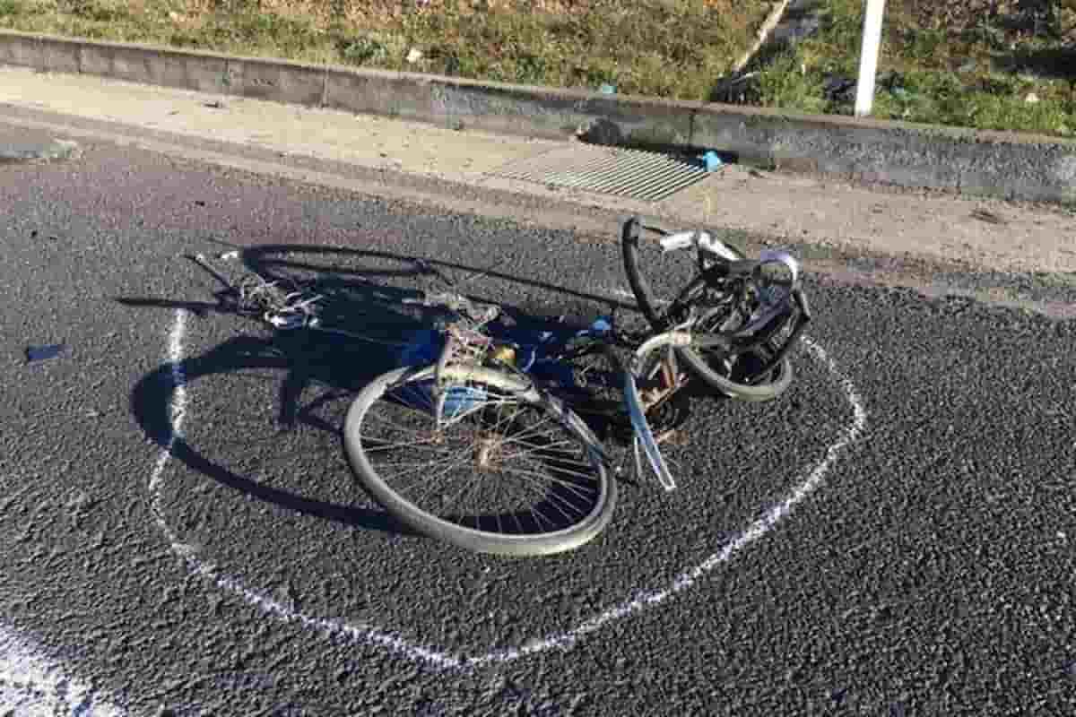 investe bici scappa lecco