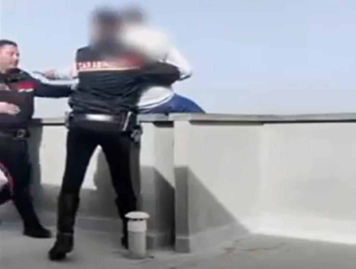 carabinieri giugliano napoli, salvano uomo