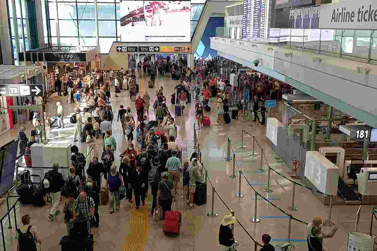 aeroporto affolato partenze