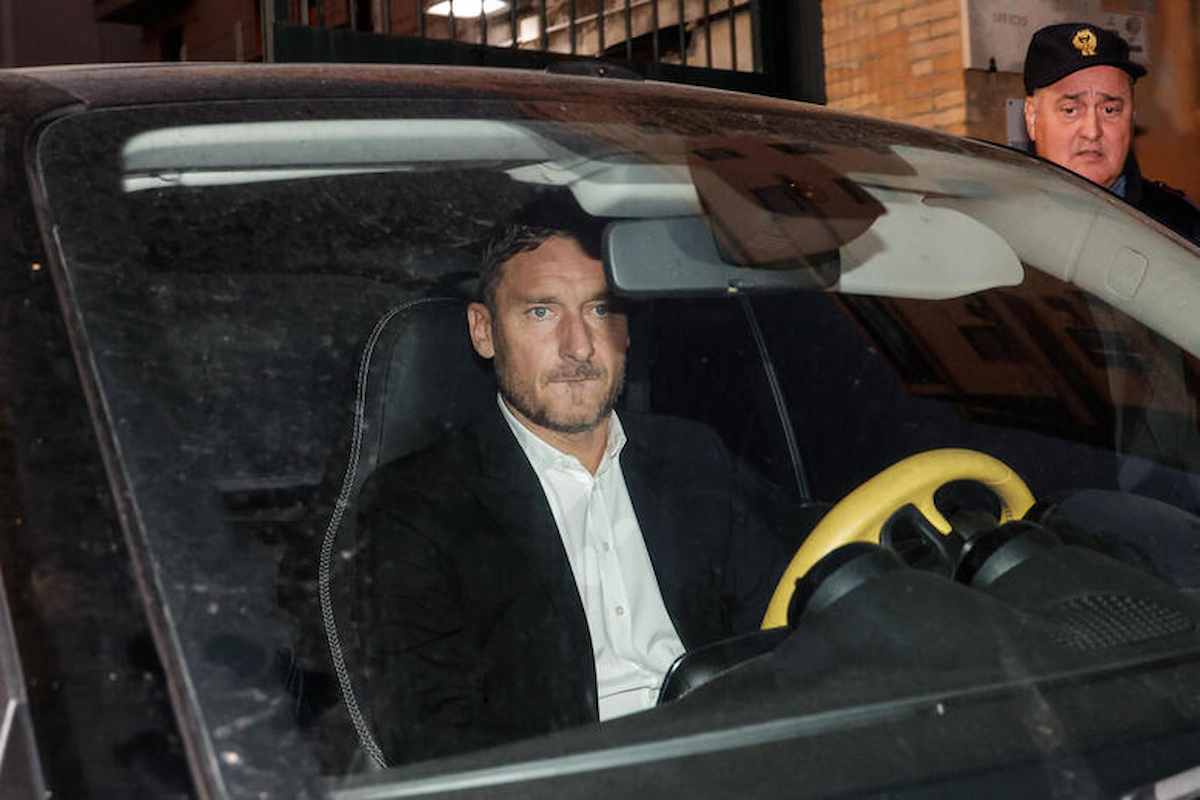 ilary blasi consegnerà rolex a francesco totti