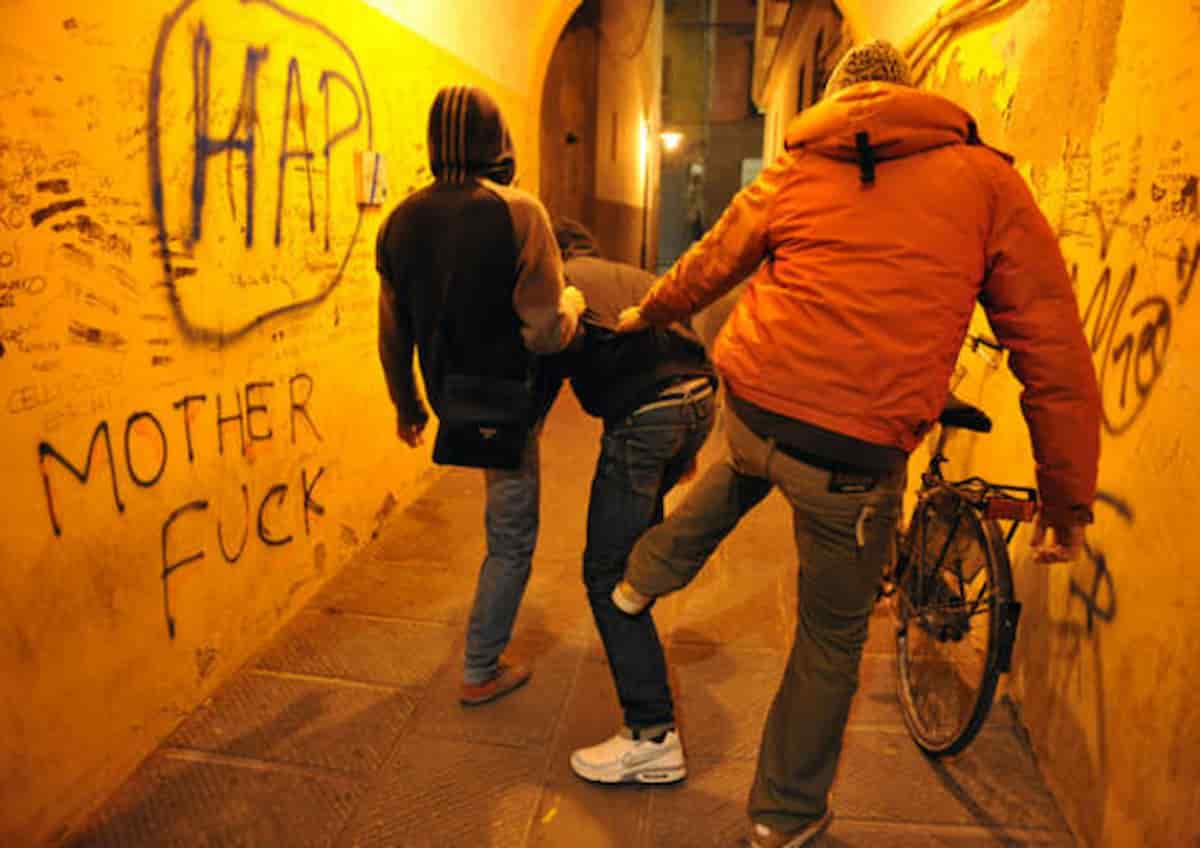 Le gang giovanili adesso fanno paura, sempre più violente, i reati commessi dai minori sono in continuo aumento. Bisogna intervenire fin dalle elementari.