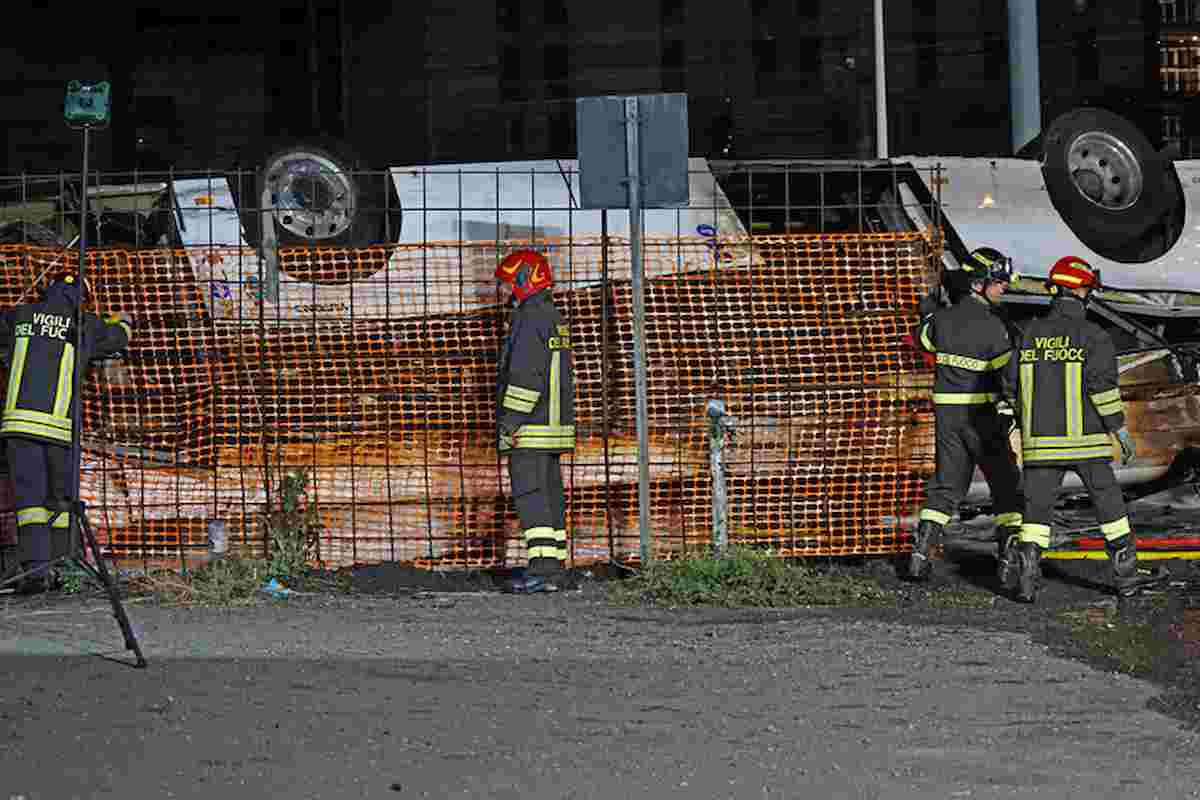 bus precipitato identificate le vittime blitz quotidiano