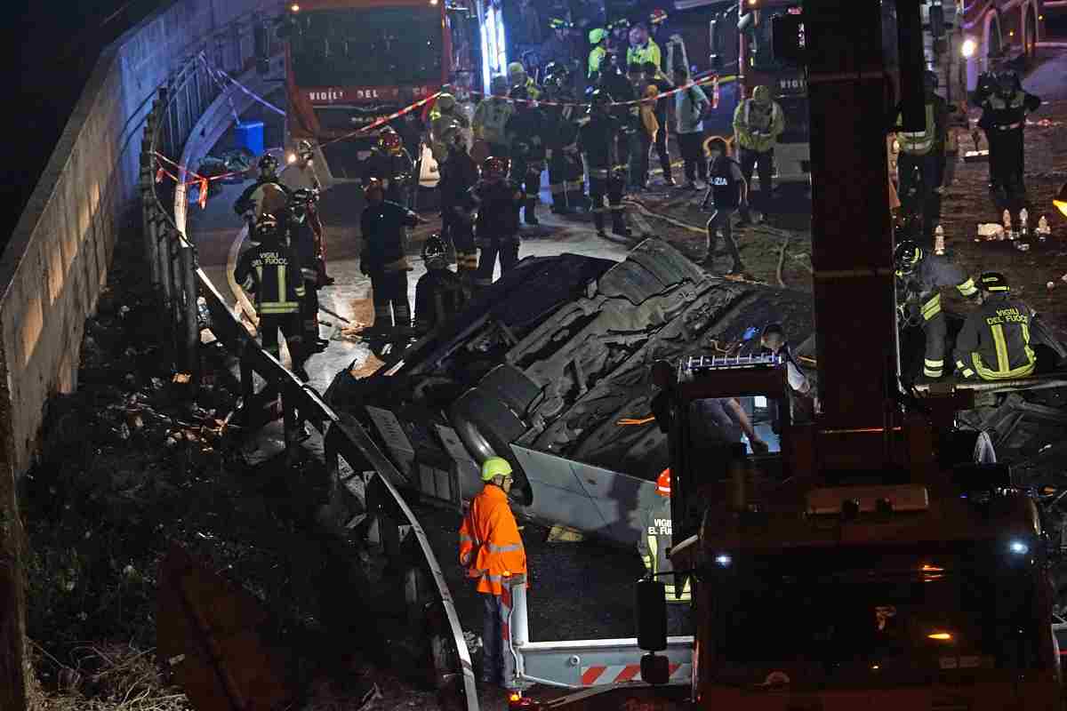 pullman giù dal cavalcavia a mestre