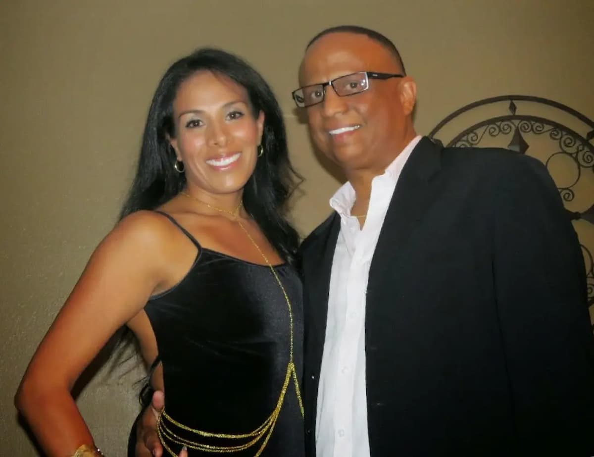 Morto per finta dopo avere scoperto che la moglie aveva pagato migliaia di dollari un sicario per ucciderlo