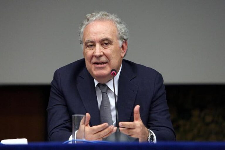 Michele Santoro torna in campo con una lista pacifista, presentata al teatro Ghione di Roma. iniziativa bocciata da Achille Occhetto: un altro partitino non ci voleva