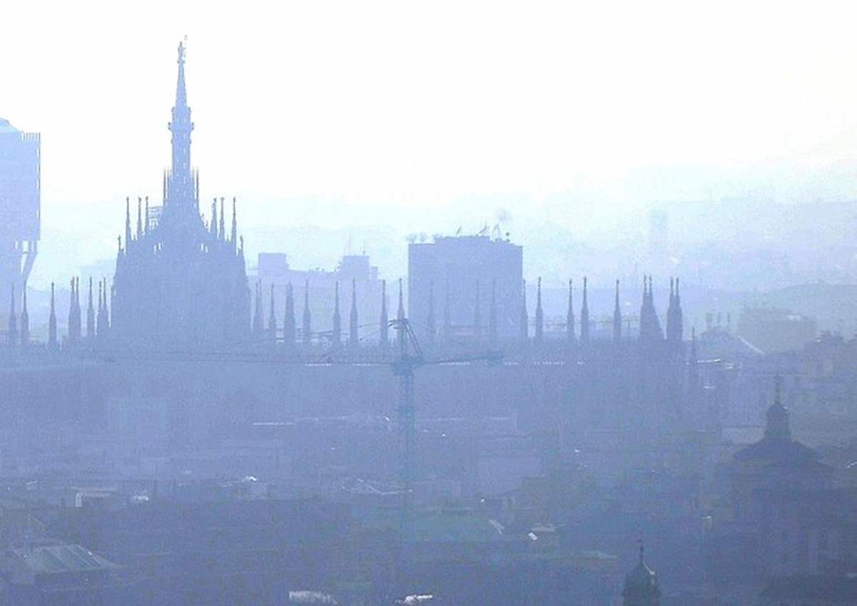 città più inquinate in italia, nella foto smog su milano