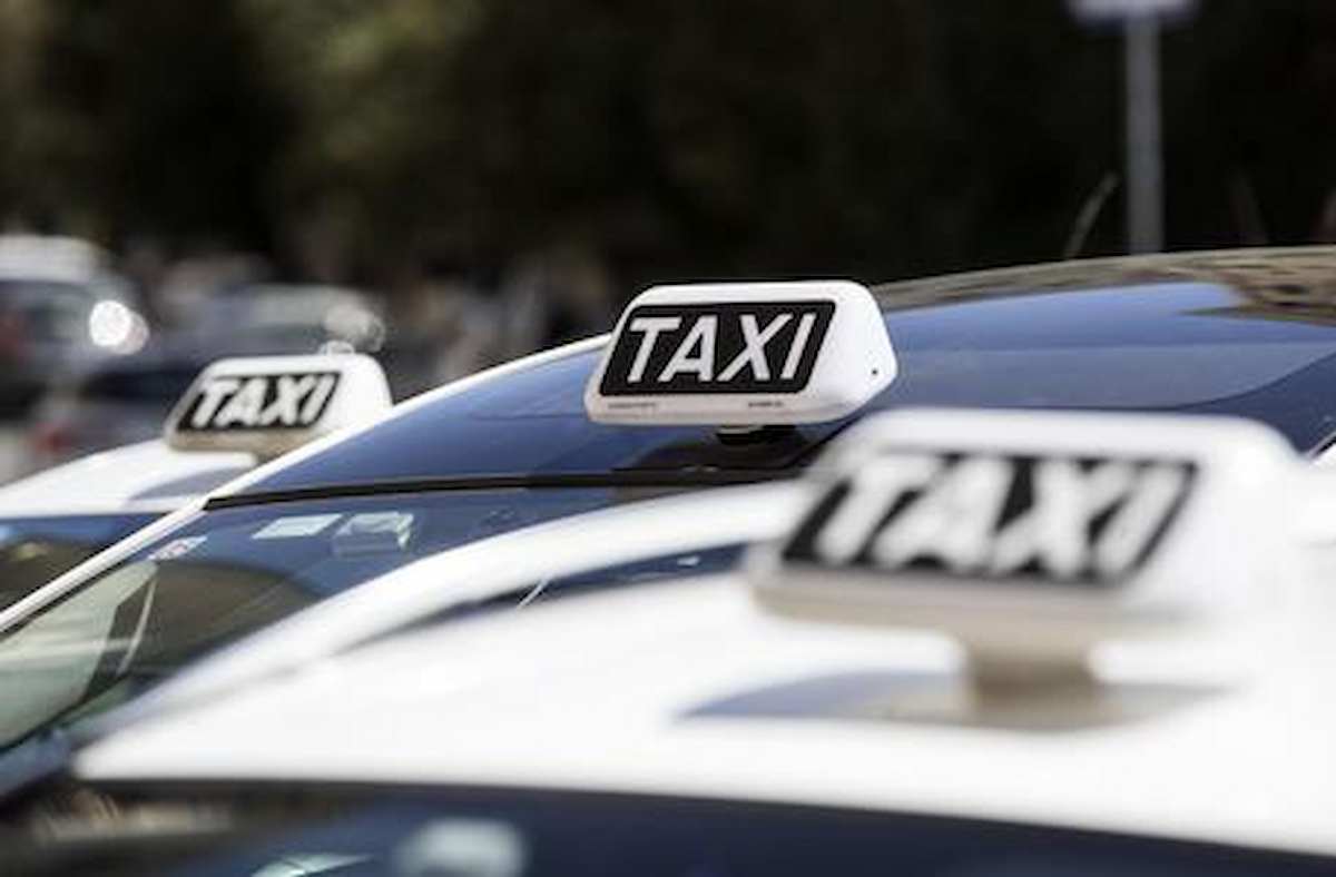 scontro governo sindaci su decreto taxi