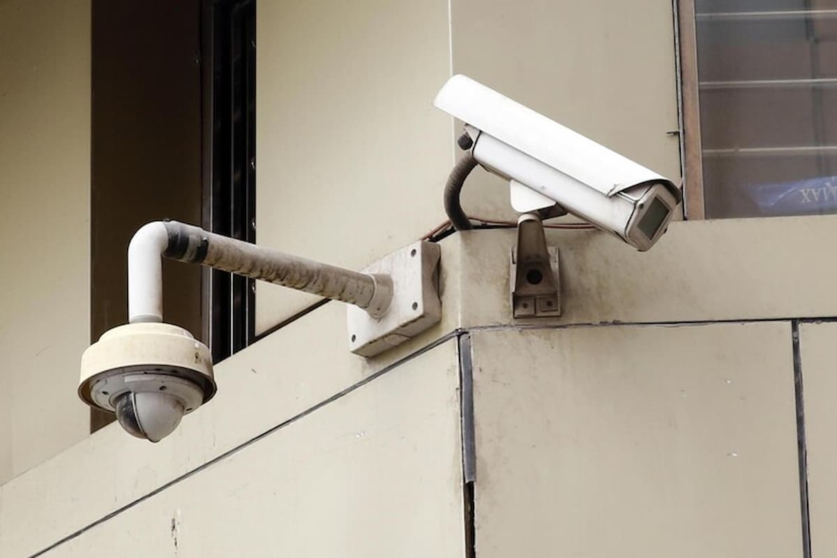 Anziana picchiata, rapinata e stuprata nell'androne di casa