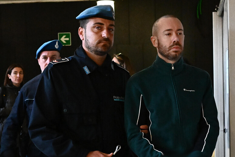 Uccise la sorella, massacrato di botte in carcere nella sezione "detenuti protetti"