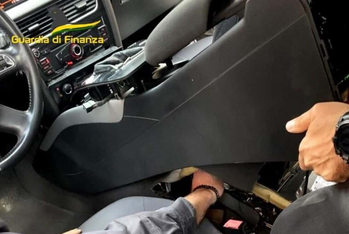 In auto con 5 chili di cocaina, foto Ansa