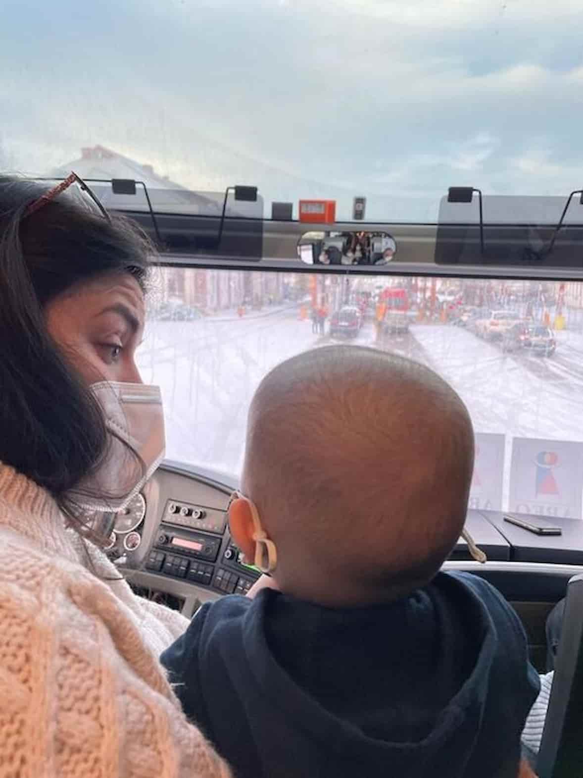 Un glioma, tumore al cervello molto aggressivo, ha invaso una bambina di 4 anni, ma non è riuscito a stroncarla, la storia esemplare di coraggio e forza della figlia di un cantante famoso