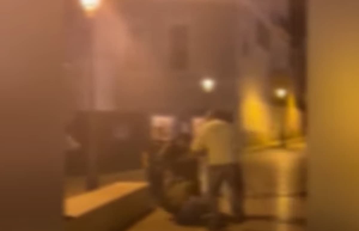 Ragazzo preso a calci e pugni, un frame del video