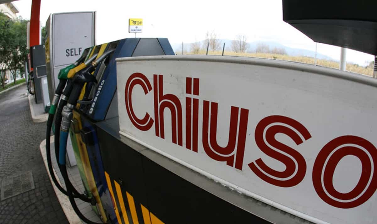 Il Tar del Lazio annulla l'obbligo di esporre prezzi per i distributori di benzina. Foto d'archivio Ansa