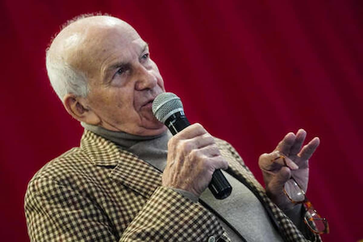 Bertinotti, il padre nobile del mondo post comunista, gela l’euforia della manifestazione di Roma e dice ai partiti: scioglietevi. “Così il declino e’ certo “