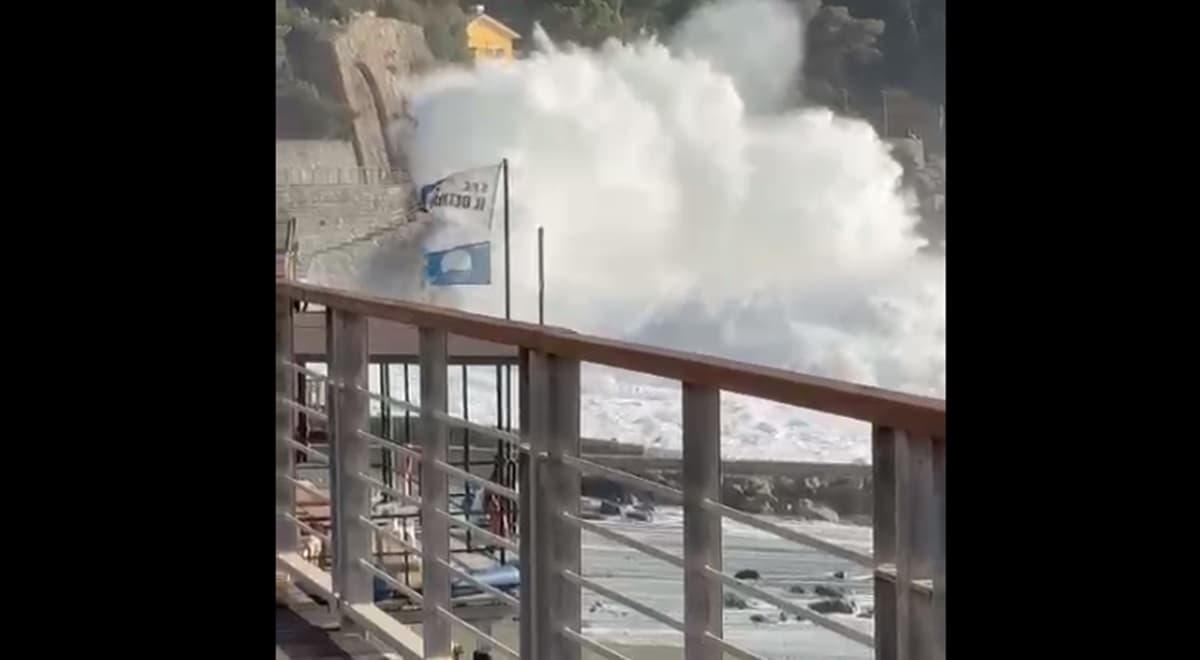 Bonassola, ancora vento forte in Liguria: le onde sfiorano le case VIDEO