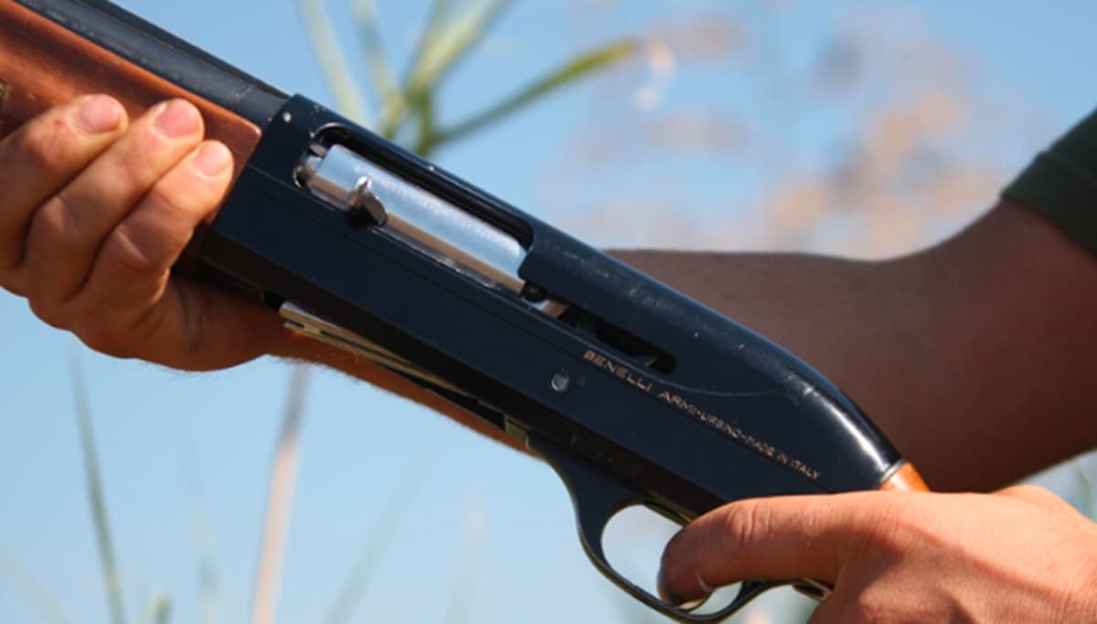 Una donna lo rimprovera: cacciatore la colpisce con il calcio del fucile e le spara vicino ai piedi. Foto d'archivio Ansa