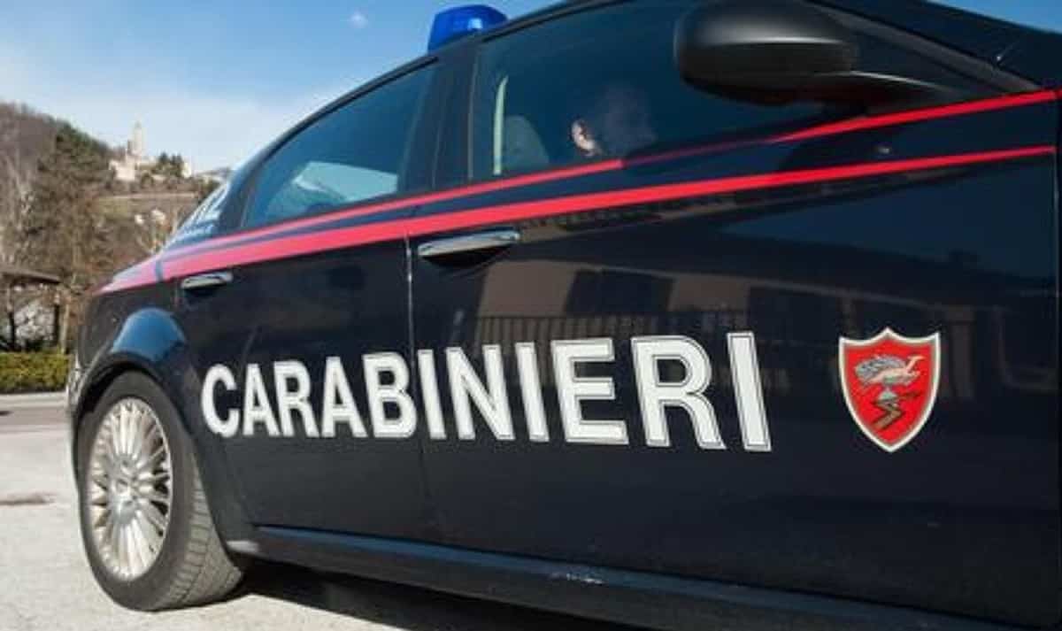 Dà una testata a una minorenne sul bus e poi pronuncia frasi razziste: arrestato 48enne. Foto d'archivio Ansa