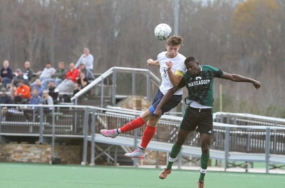 Colpo di testa, foto Ansa