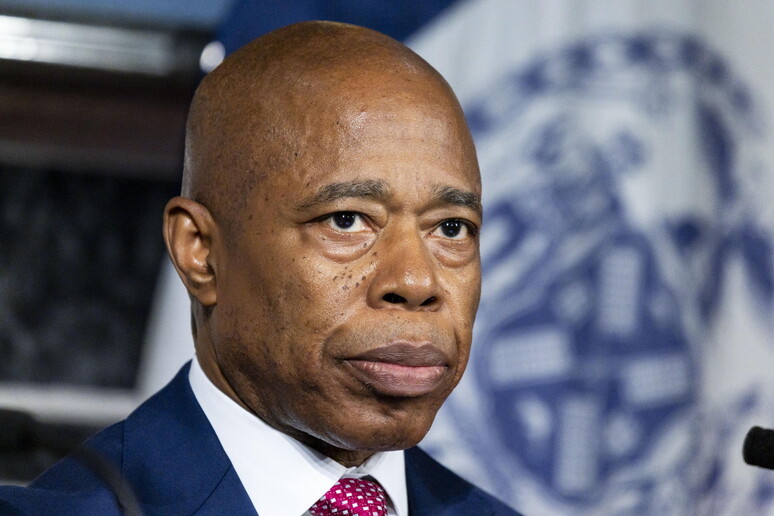 Il sindaco di New York, Eric Adams, accusato di molestie sessuali da un'ex collega