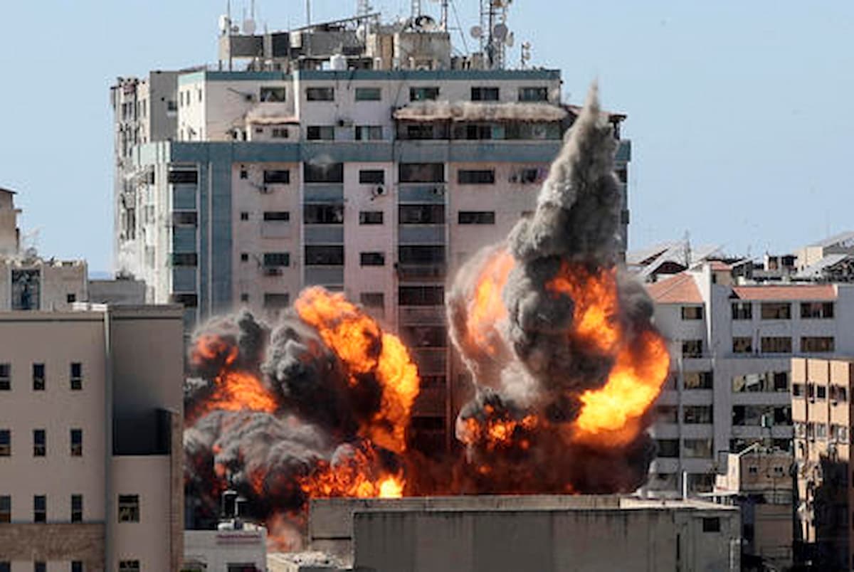Gaza, Reuters informa: gli aerei da combattimento israeliani hanno colpito 450 obiettivi di Hamas e hanno ucciso dozzine di persone.