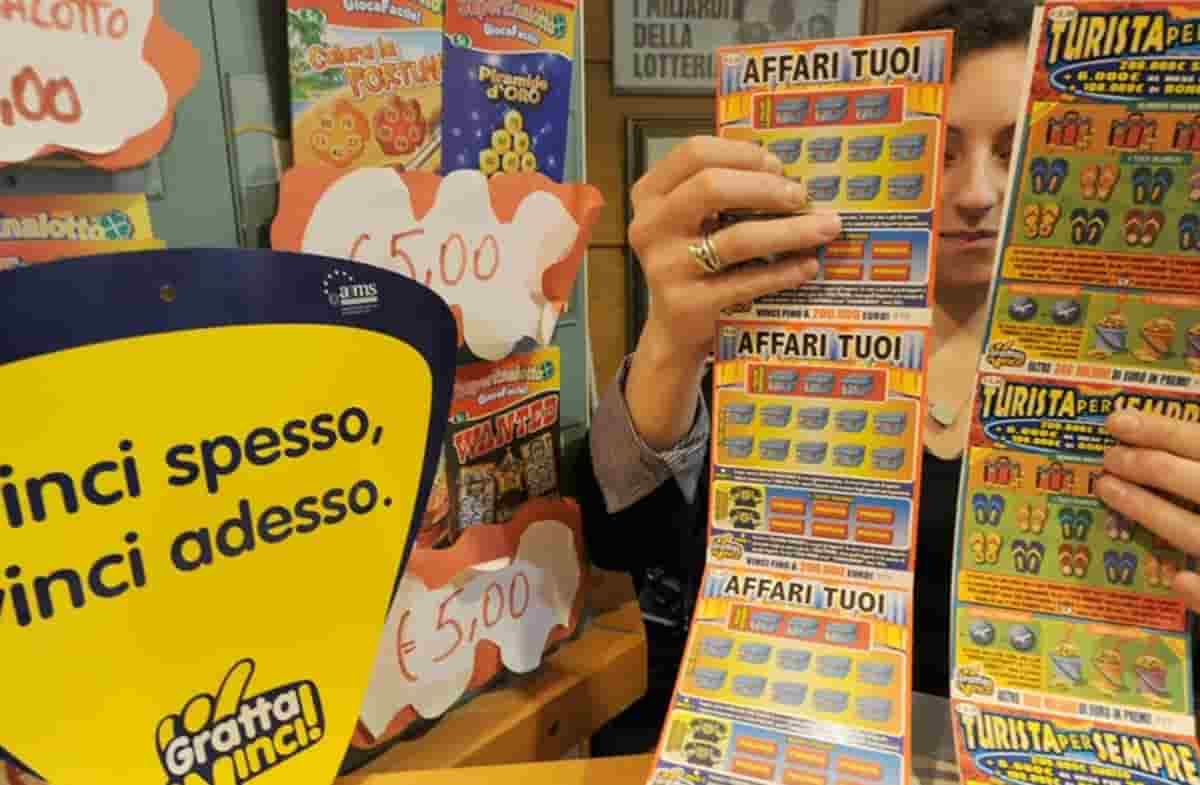 Trova un Gratta e vinci da 100 euro nella cassetta della posta e dona il premio in beneficenza. Foto Ansa