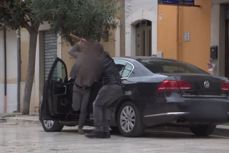 Inviato di "Mi Manda Rai Tre" aggredito con bastone nel Foggiano