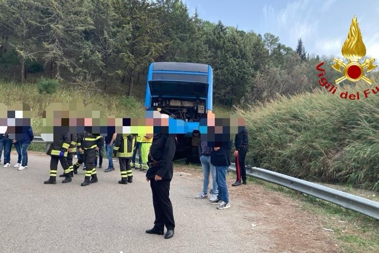 Matera, bus con studenti finisce fuori strada, un ferito grave