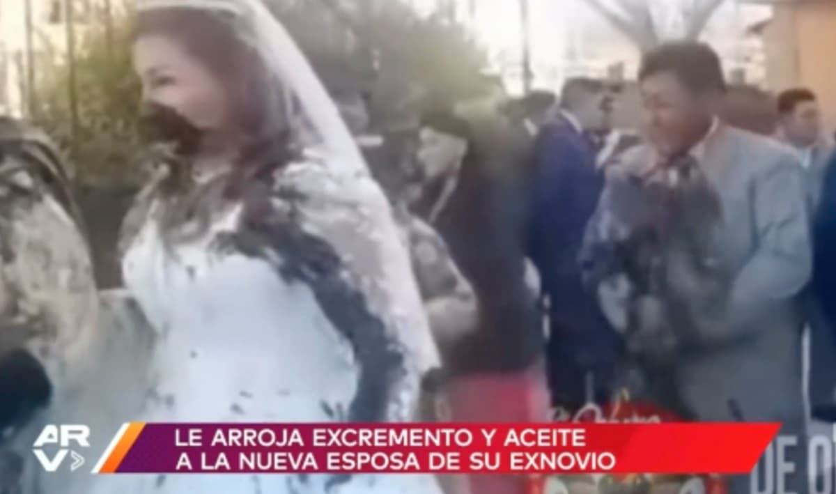 L'ex ragazza si presenta al matrimonio e lancia escrementi contro gli sposi VIDEO