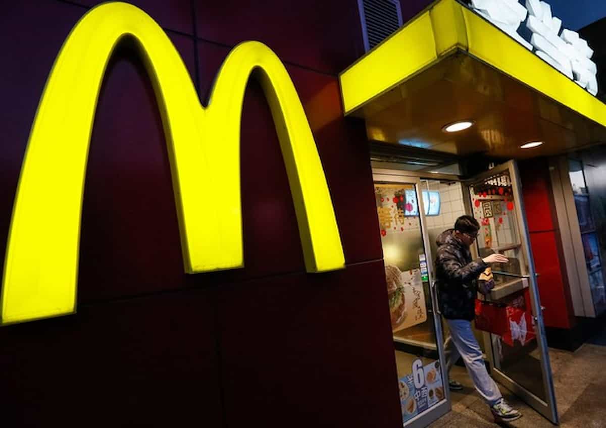 Salario minimo, i rischi: la California aumenta i salari nei fast-food, McDonald's e Chipotle alzano i prezzi, in California "oltre 500.000 lavoratori dei fast-food che da decenni lottano per ottenere salari più alti e migliori condizioni di lavoro".