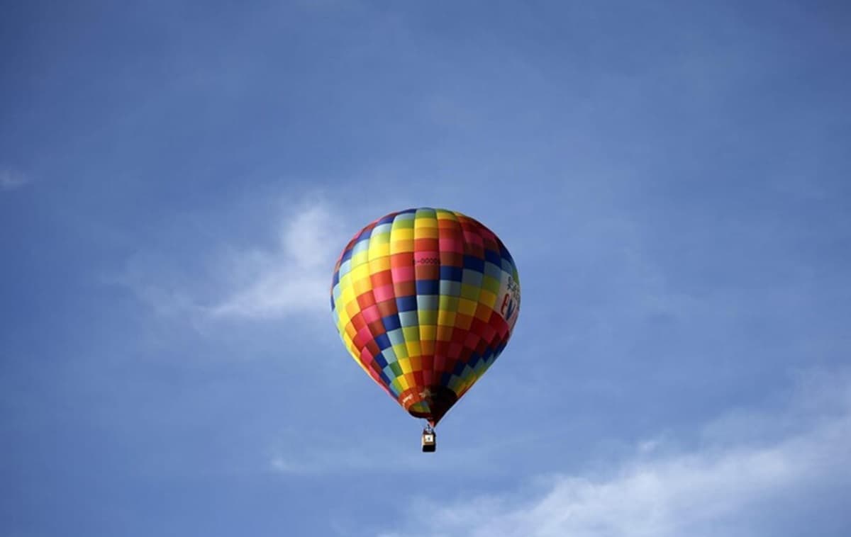 Vedelago (Treviso), atterraggio di emergenza per una mongolfiera in difficoltà: salvo l'equipaggio. Foto Ansa