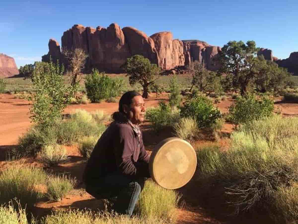 Il matrimonio omosessuale, permesso ai Cherokee, è vietato agli indiani Navajo, (quelli di Tex Willer): "colpa del cristianesimo, ai tempi di Manitu c'era più libertà"