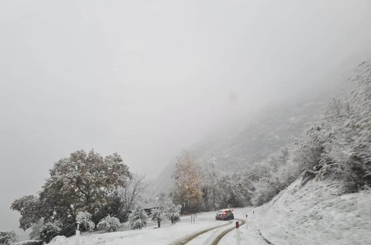 Arriva la neve: prime nevicate in Valtellina, Valchiavenna, Trentino e Val d'Aosta. Foto Ansa