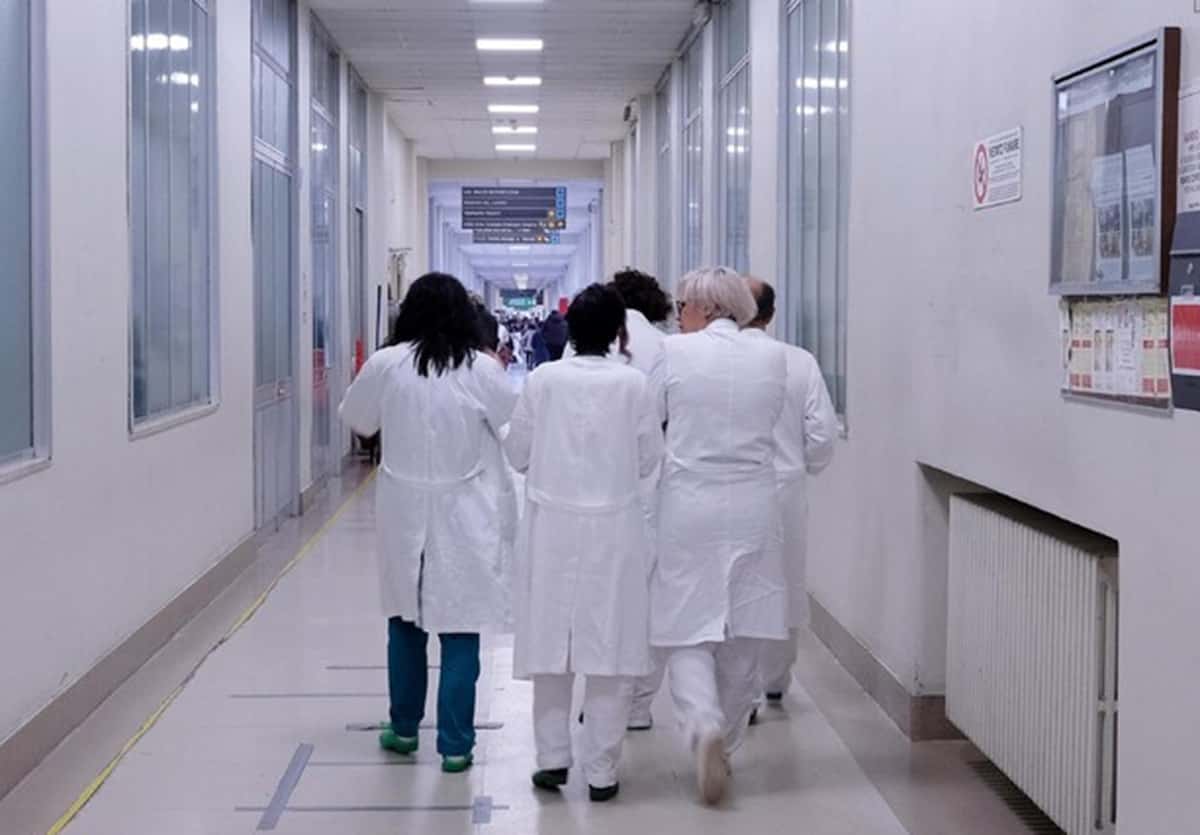 Va in ospedale e dalla lastra scoprono che ha ingerito... bulloni, vetro, batterie e punte di trapano. Foto d'archivio Ansa