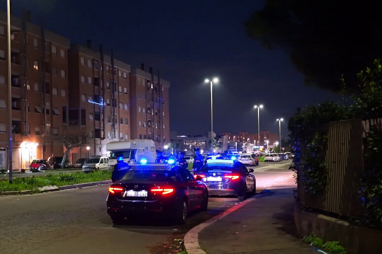 Ostia: truffano 92enne con la scusa del figlio in difficoltà, due arresti