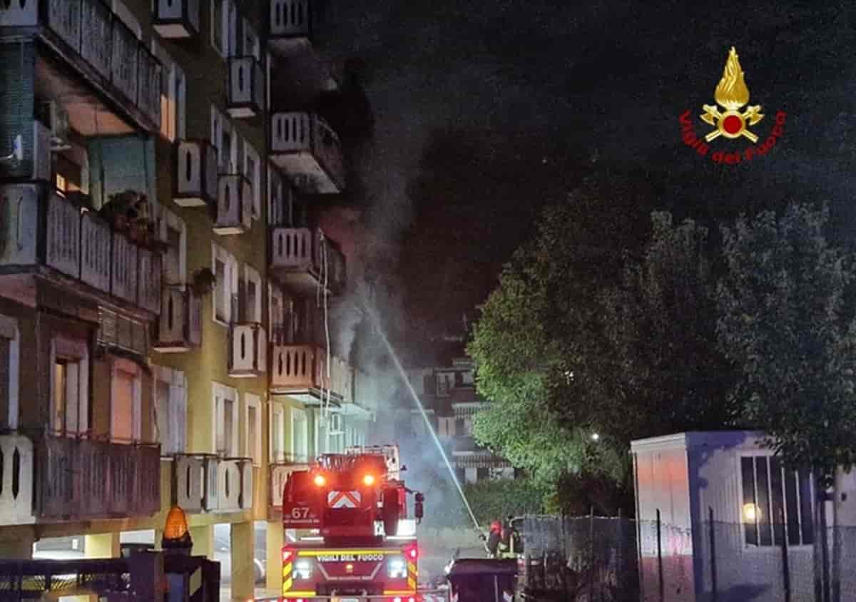 Incendio in un condominio di Padova, foto Ansa