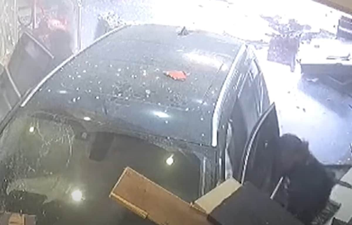 BMW si schianta contro un ristorante di pesce: receptionist salva per miracolo VIDEO